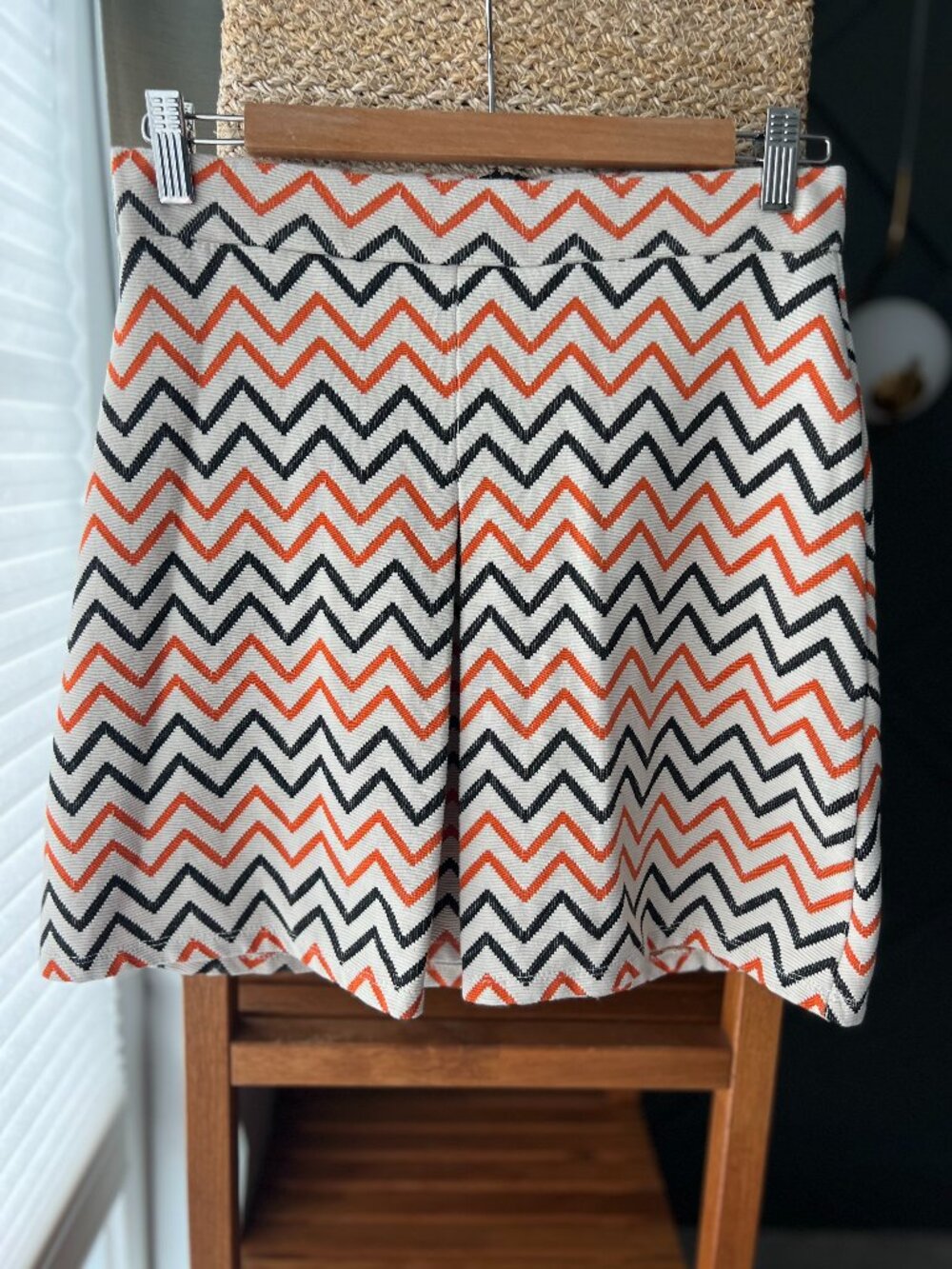 Atmosphere Chevron pattern pleat short skirt